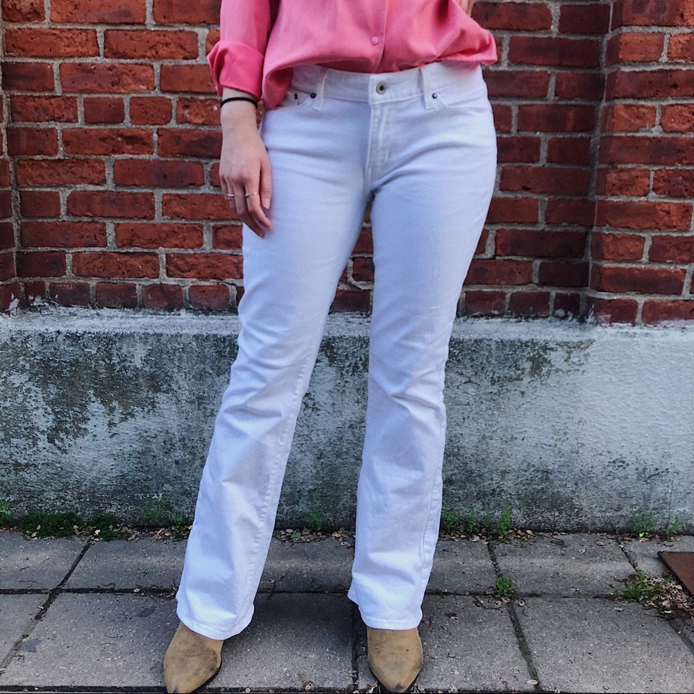 amazing white flare levi’s jeans !